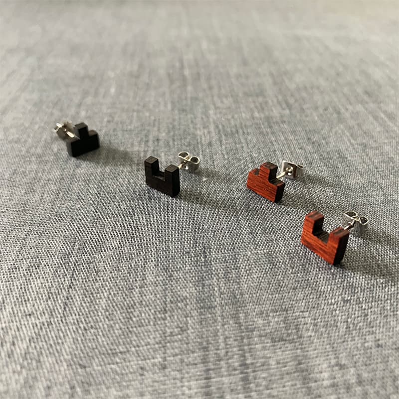 ペア アクセサリー ピアス 木目の切り欠き