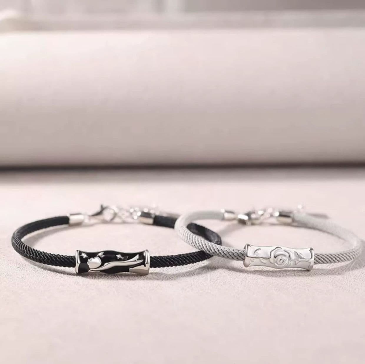 ペア アクセサリー ペアブレスレット 銀色飾り細紐 黒灰セット